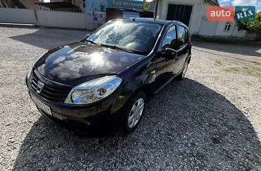 Хэтчбек Dacia Sandero 2009 в Черновцах