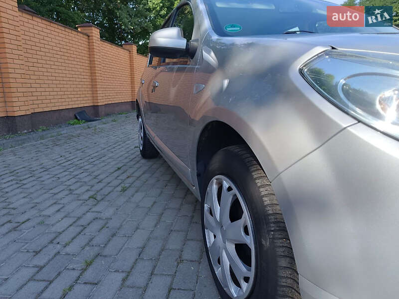 Хэтчбек Dacia Sandero 2009 в Красилове