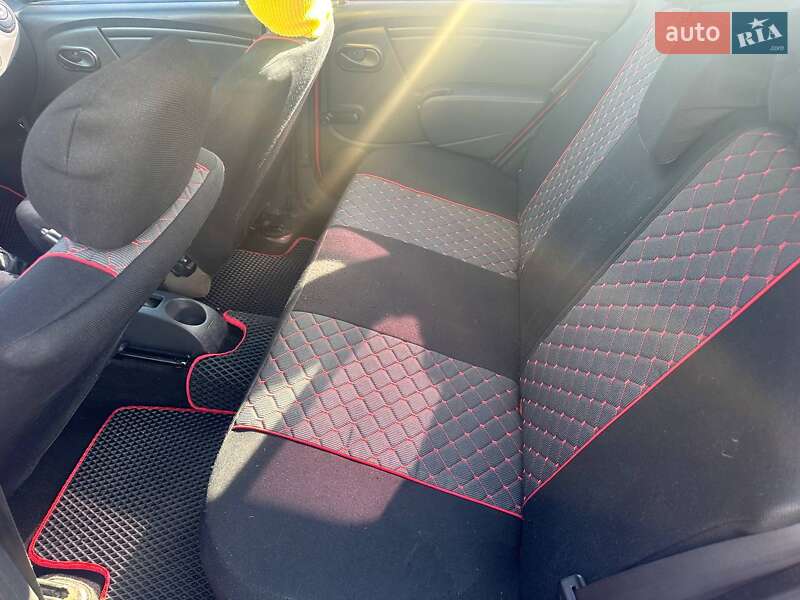 Хэтчбек Dacia Sandero 2009 в Полтаве