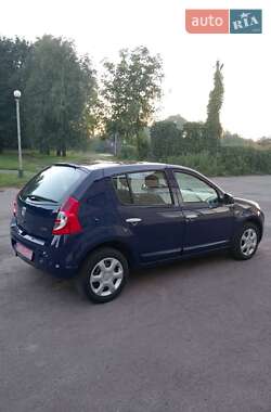 Хэтчбек Dacia Sandero 2009 в 