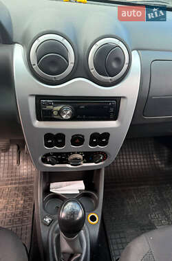 Хэтчбек Dacia Sandero 2008 в 