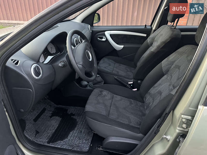 Хетчбек Dacia Sandero 2008 в Охтирці