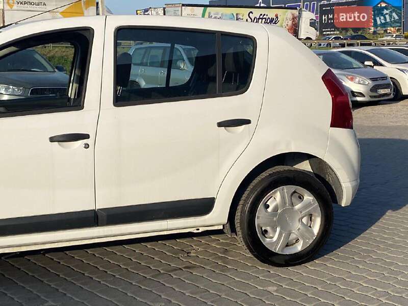 Хэтчбек Dacia Sandero 2010 в Львове
