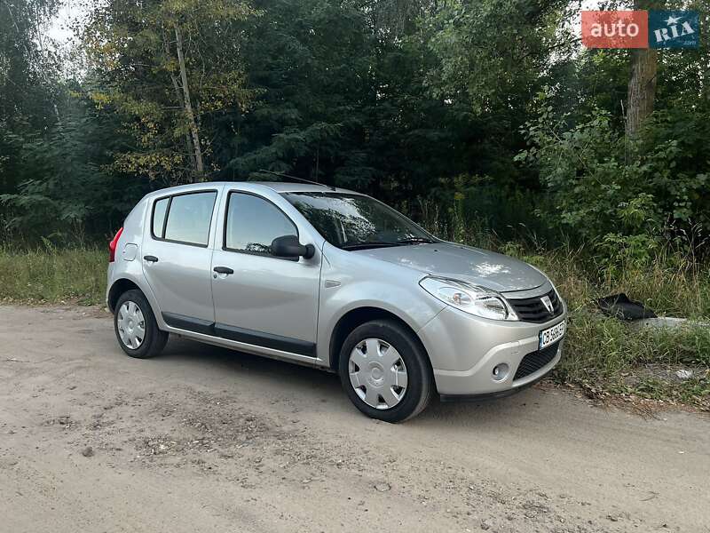 Хэтчбек Dacia Sandero 2008 в 