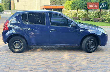 Хэтчбек Dacia Sandero 2009 в 