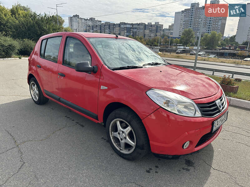 Хэтчбек Dacia Sandero 2009 в Киеве