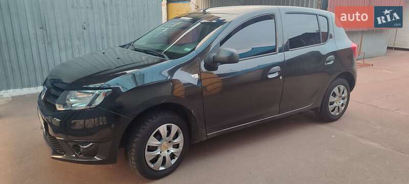 Хэтчбек Dacia Sandero 2014 в Глухове