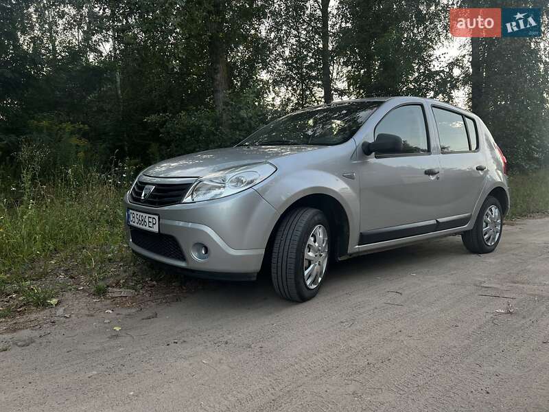 Хэтчбек Dacia Sandero 2008 в 