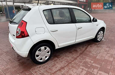 Хэтчбек Dacia Sandero 2009 в 
