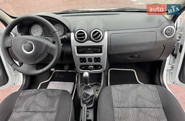 Хэтчбек Dacia Sandero 2009 в 
