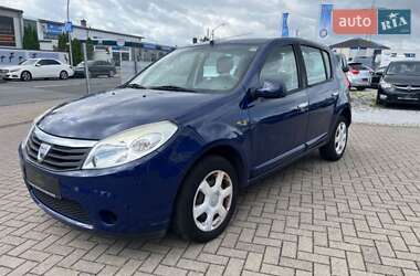 Хэтчбек Dacia Sandero 2009 в 