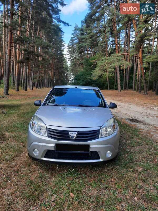 Хэтчбек Dacia Sandero 2010 в Ромнах