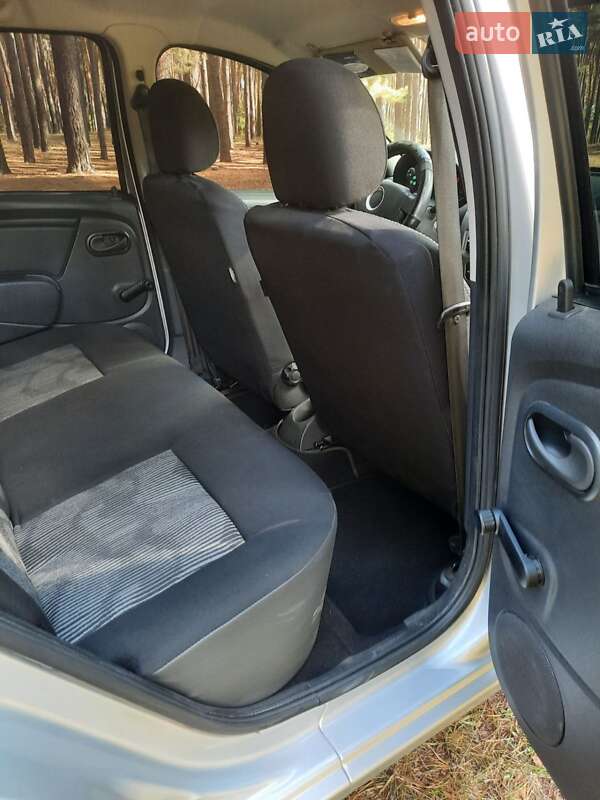 Хэтчбек Dacia Sandero 2010 в Ромнах