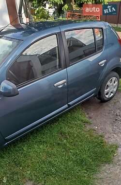 Хэтчбек Dacia Sandero 2011 в 