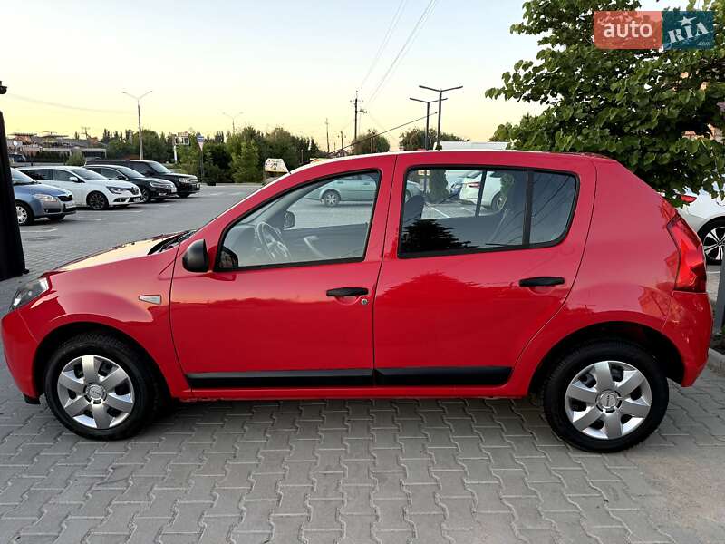 Хэтчбек Dacia Sandero 2009 в Виннице
