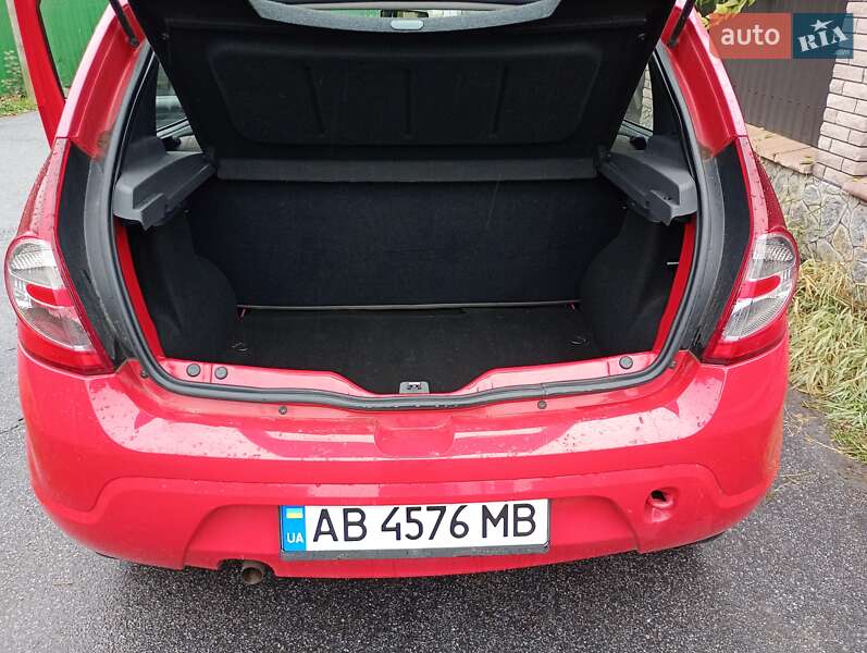 Хэтчбек Dacia Sandero 2009 в Калиновке