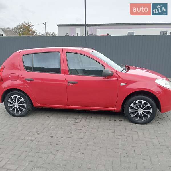 Хэтчбек Dacia Sandero 2009 в Остроге