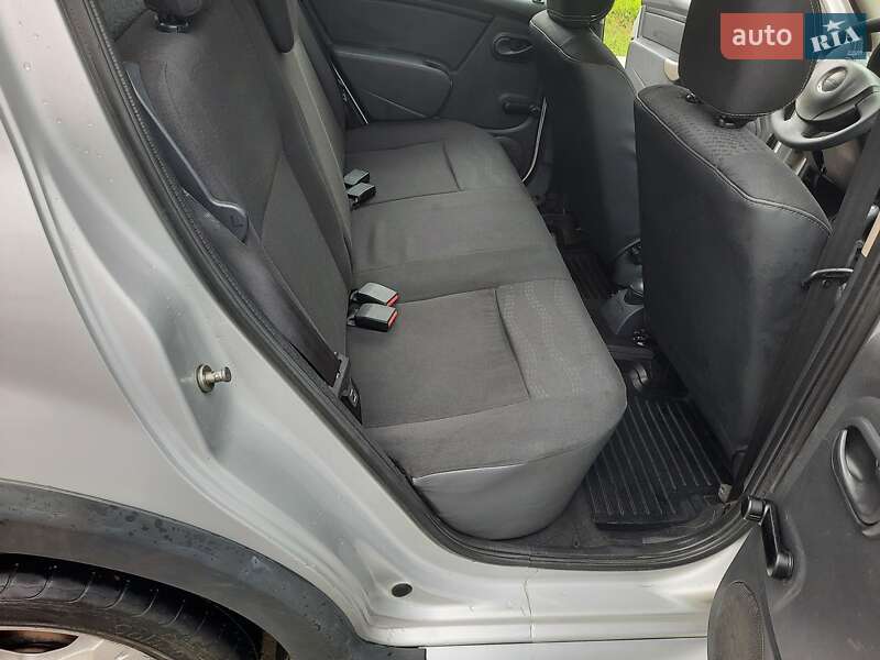 Хетчбек Dacia Sandero 2011 в Чернівцях