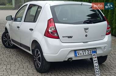 Хэтчбек Dacia Sandero 2009 в 