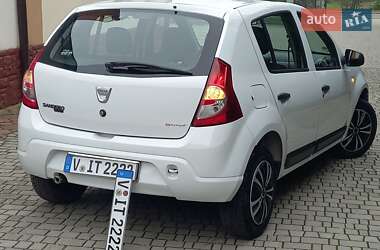 Хэтчбек Dacia Sandero 2009 в 