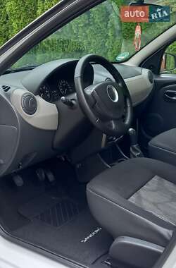 Хэтчбек Dacia Sandero 2009 в 