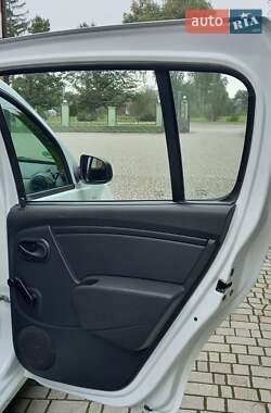 Хэтчбек Dacia Sandero 2009 в 