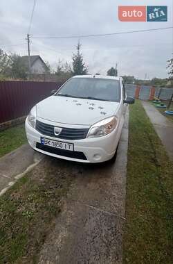 Хэтчбек Dacia Sandero 2010 в Сарнах