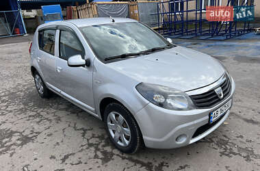 Хэтчбек Dacia Sandero 2010 в  фото 2 Хэтчбек Dacia Sandero 2010 в