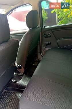 Хэтчбек Dacia Sandero 2009 в 