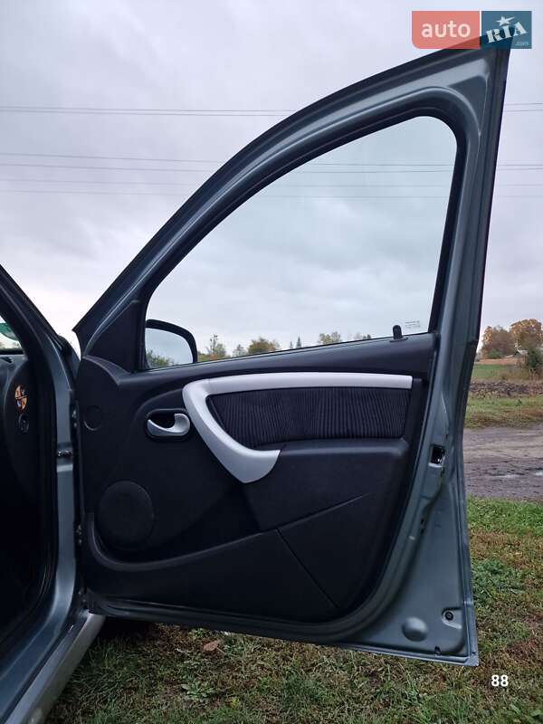 Внедорожник / Кроссовер Dacia Sandero 2009 в Полтаве