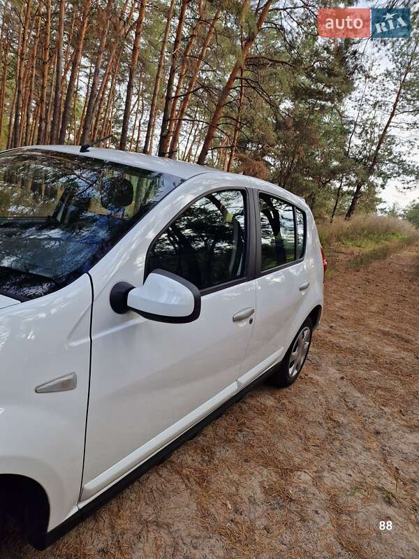 Хэтчбек Dacia Sandero 2009 в Полтаве