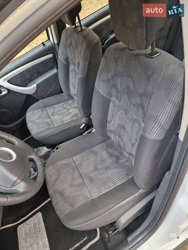 Хэтчбек Dacia Sandero 2009 в Полтаве