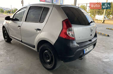 Хэтчбек Dacia Sandero 2010 в 