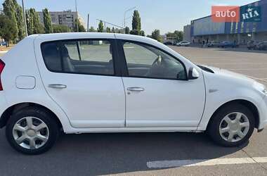 Хэтчбек Dacia Sandero 2009 в 