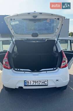 Хэтчбек Dacia Sandero 2009 в 