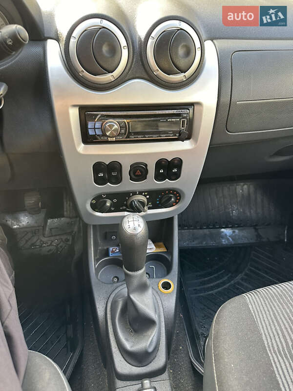 Хэтчбек Dacia Sandero 2009 в Львове