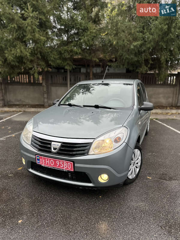 Хэтчбек Dacia Sandero 2008 в 