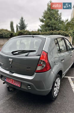 Хэтчбек Dacia Sandero 2008 в 