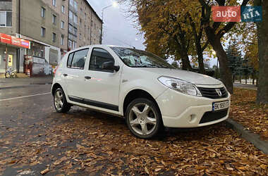 Хетчбек Dacia Sandero 2010 в Сарнах