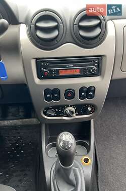 Хэтчбек Dacia Sandero 2009 в 