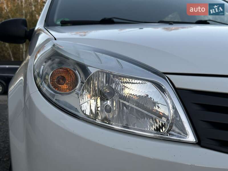 Хэтчбек Dacia Sandero 2009 в Любешове