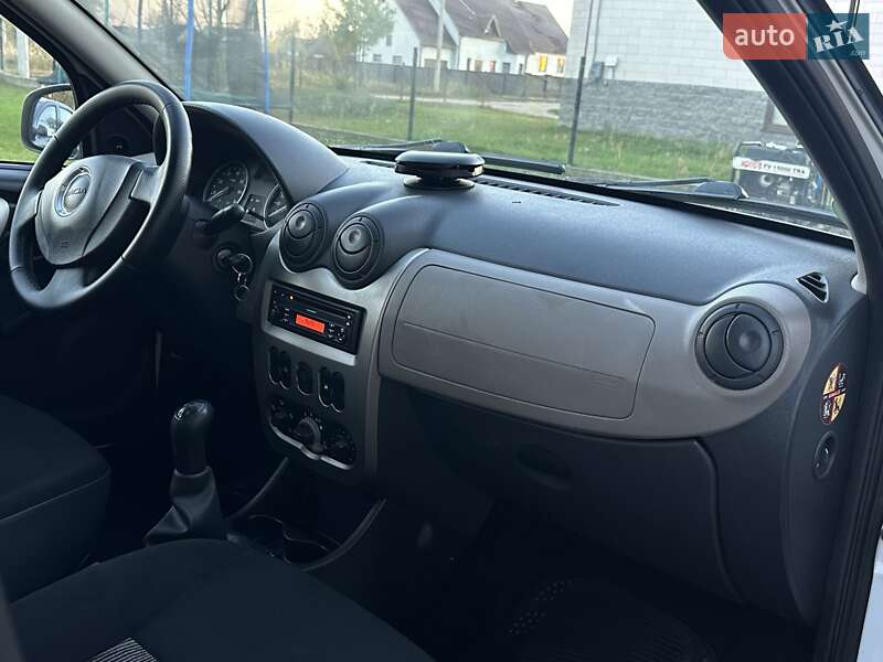 Хэтчбек Dacia Sandero 2009 в Любешове