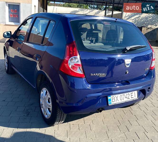 Хэтчбек Dacia Sandero 2009 в Остроге