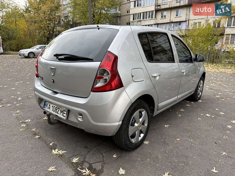 Хетчбек Dacia Sandero 2011 в Києві