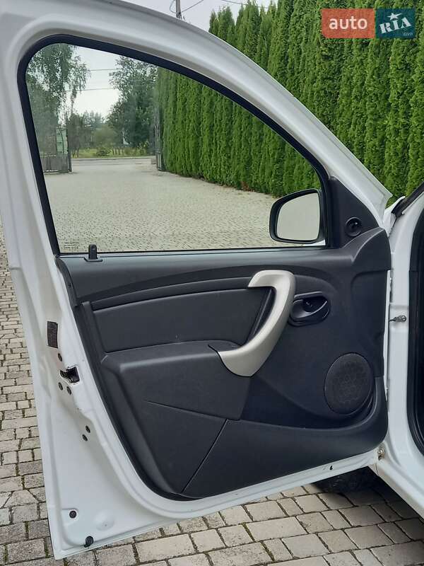 Хэтчбек Dacia Sandero 2009 в Самборе фото 43 Хэтчбек Dacia Sandero 2009 в Самборе