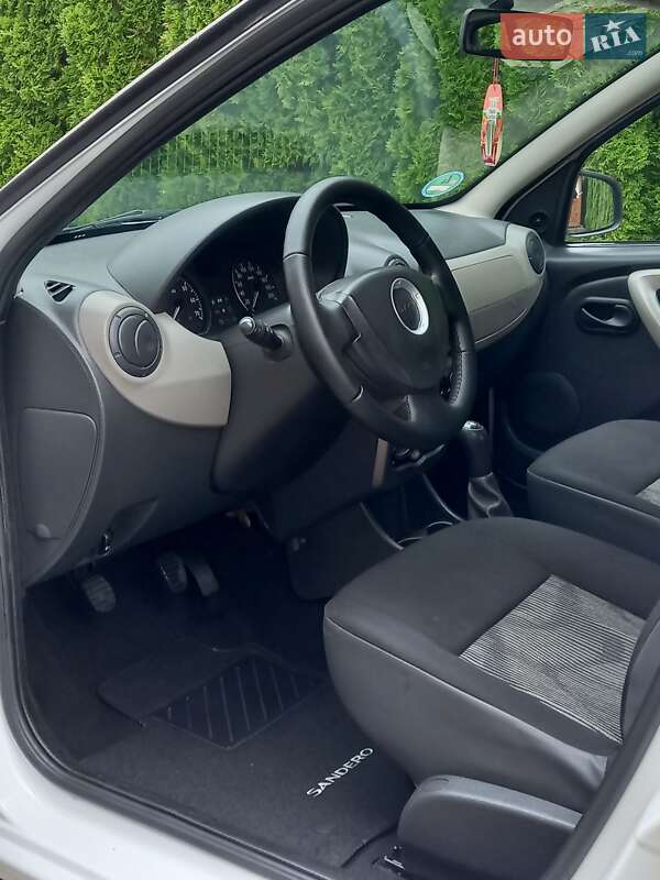 Хэтчбек Dacia Sandero 2009 в Самборе фото 68 Хэтчбек Dacia Sandero 2009 в Самборе
