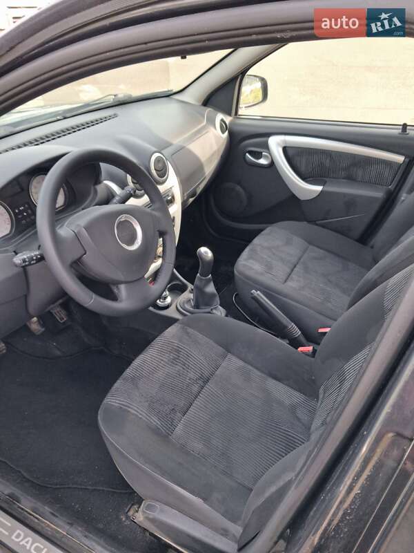 Хэтчбек Dacia Sandero 2011 в Львове