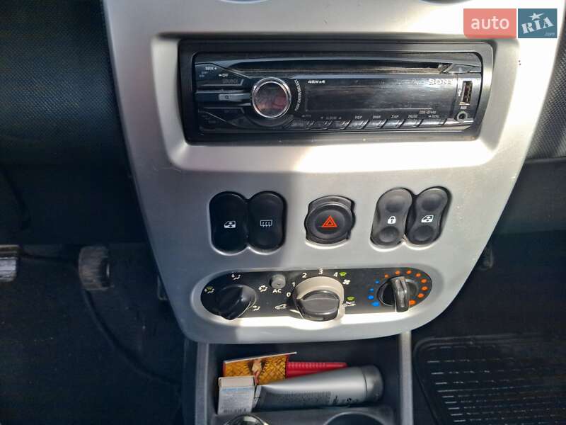 Хэтчбек Dacia Sandero 2011 в Львове