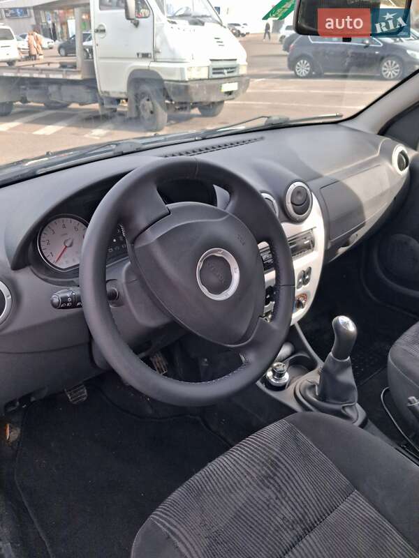 Хэтчбек Dacia Sandero 2011 в Львове