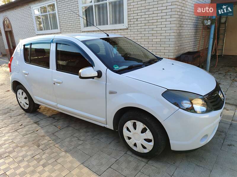Хетчбек Dacia Sandero 2010 в Лебедині